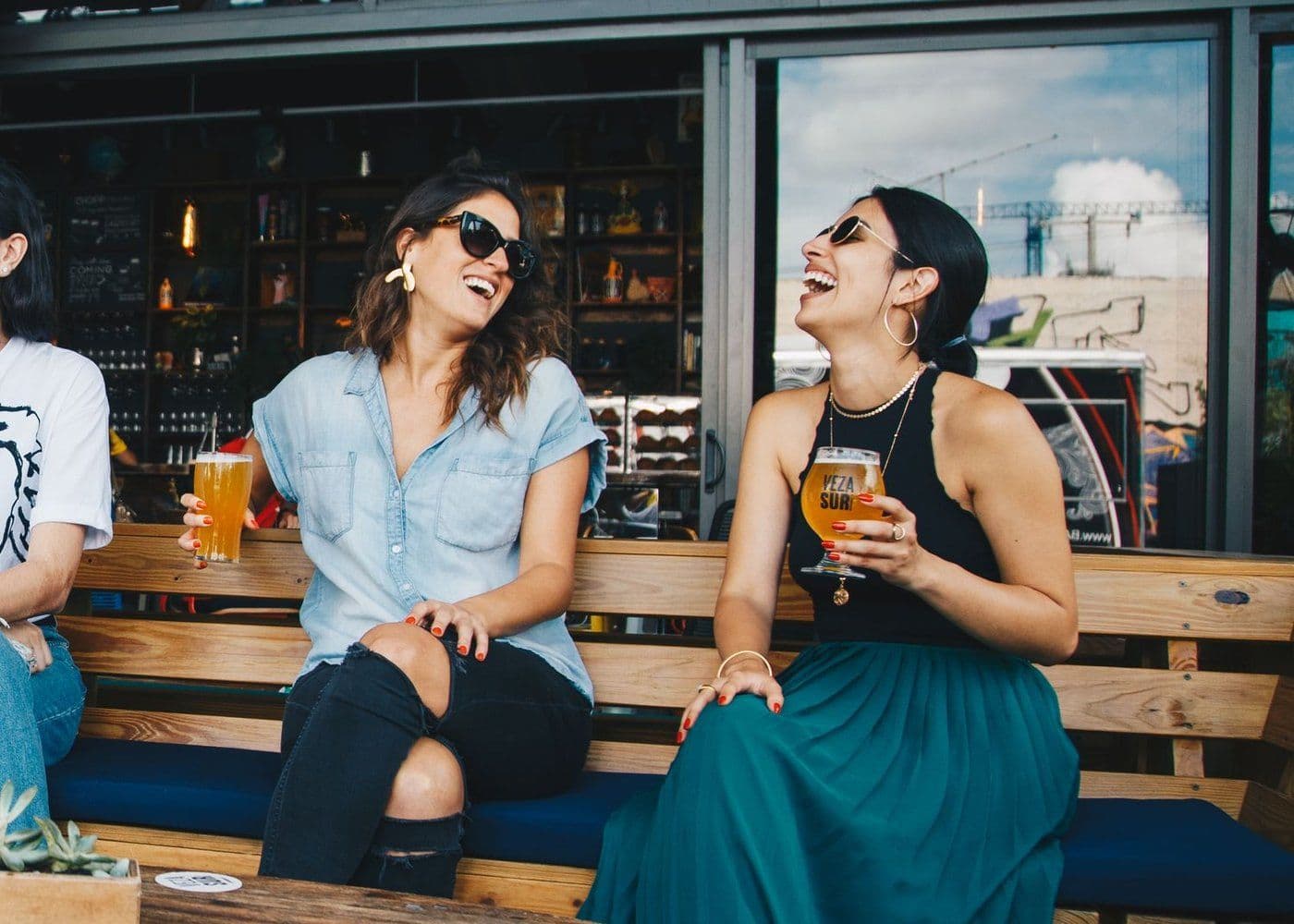 Amis partageant un verre en terrasse, scène conviviale du quotidien