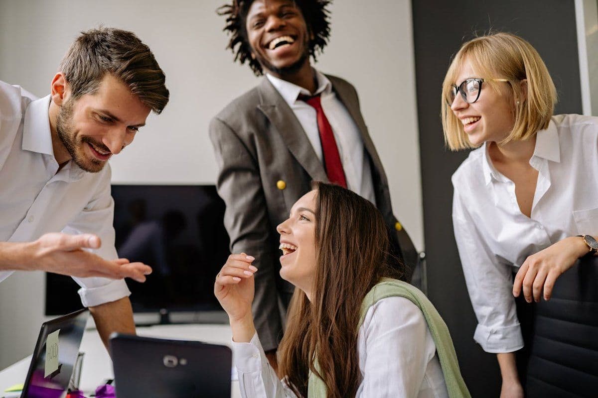 Équipe soudée et souriante autour d'un bureau