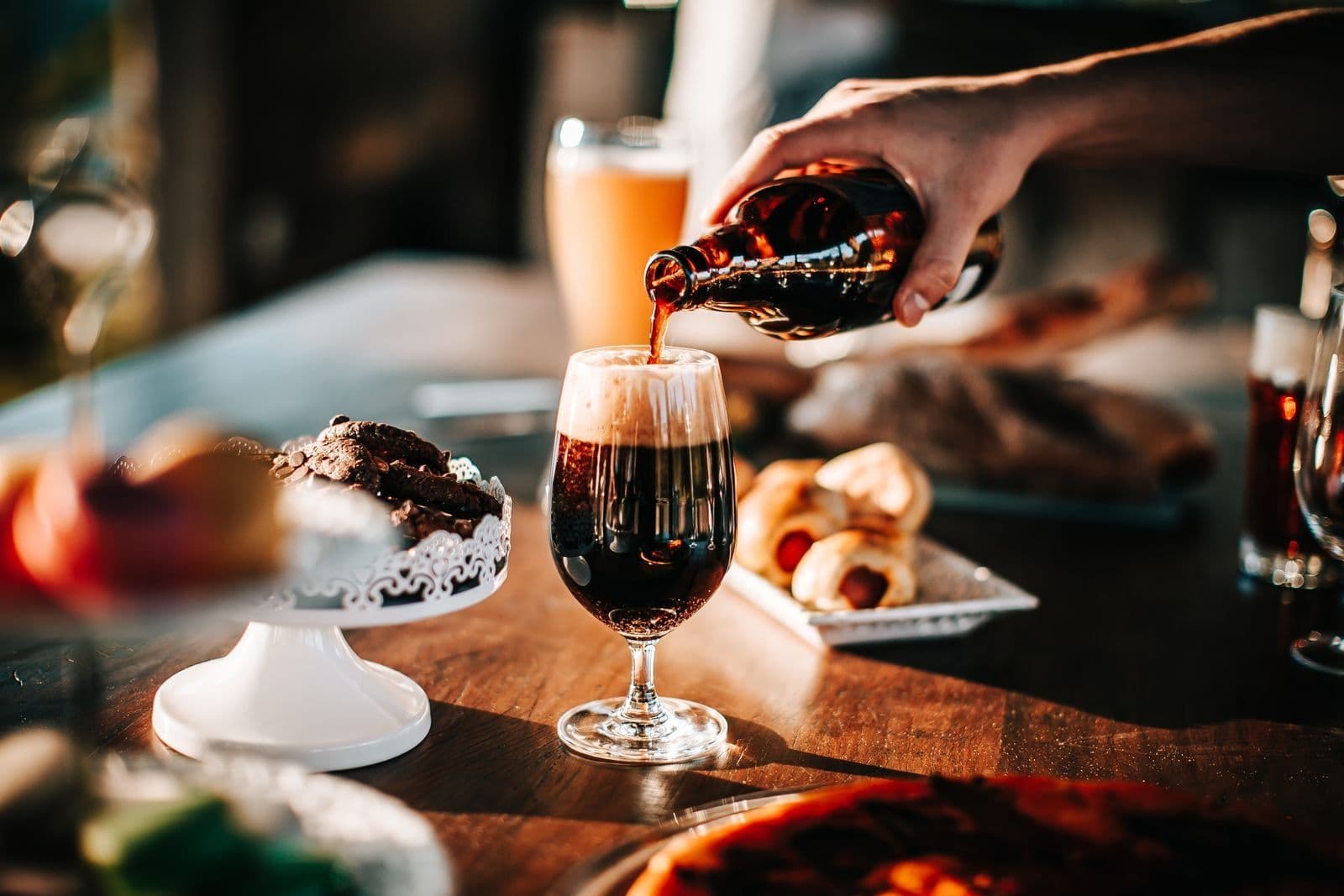 Service d'une boisson lors d'un apéritif convivial à la maison