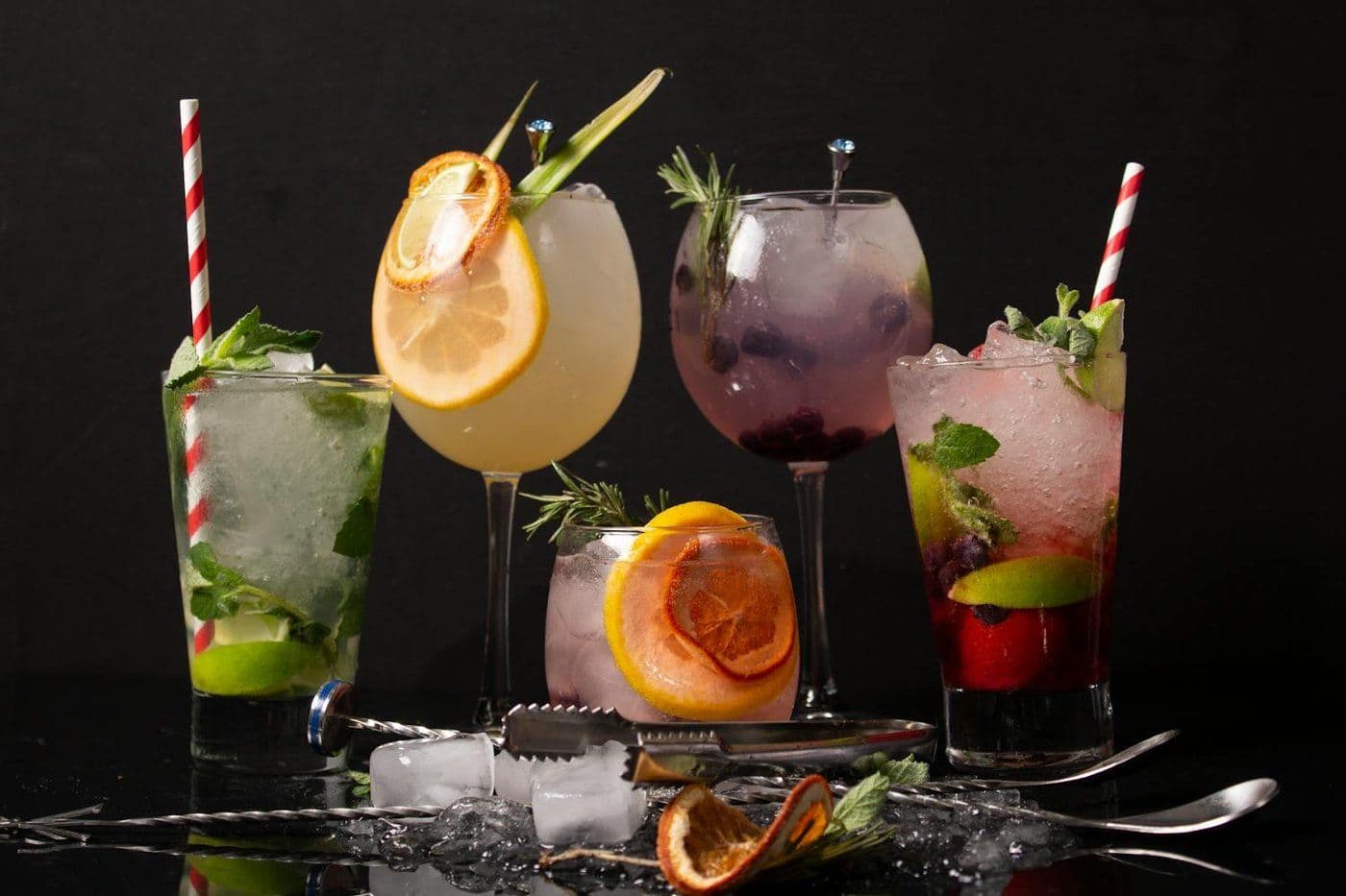 Assortiment de cocktails colorés et garnis