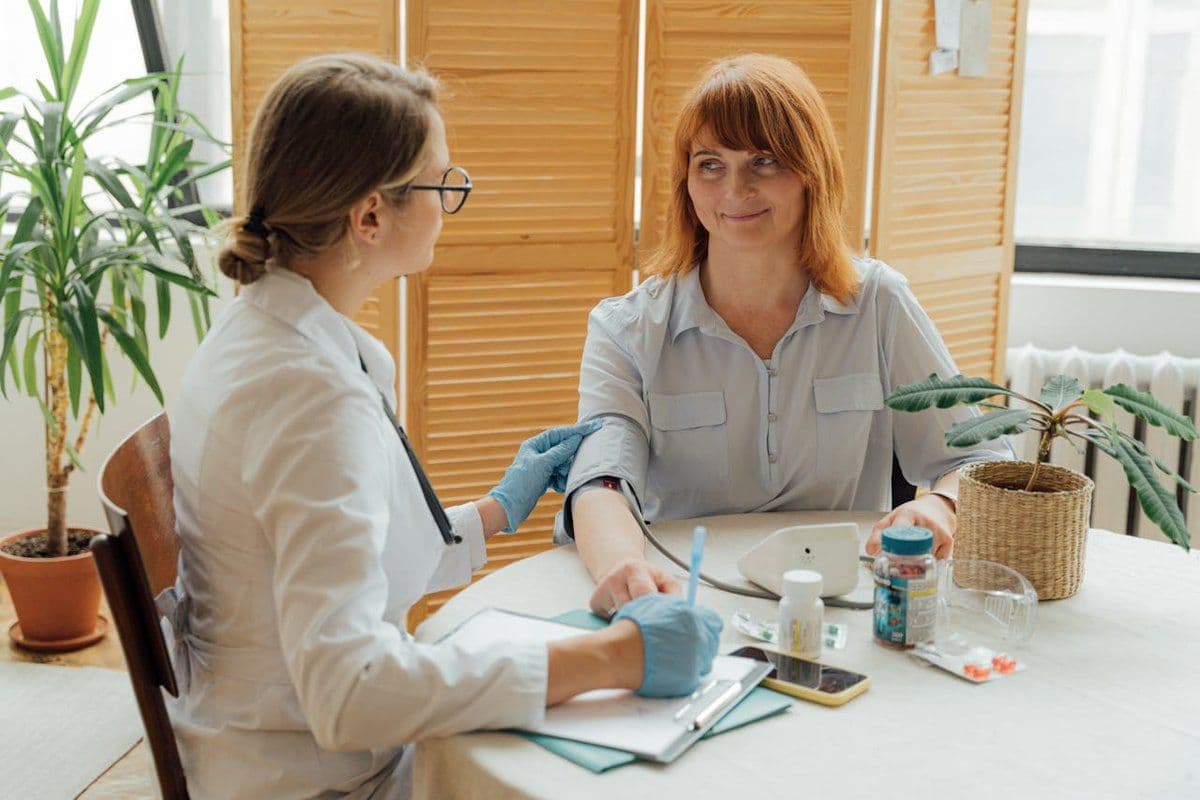 Bilan de santé : prise de tension lors d'une consultation