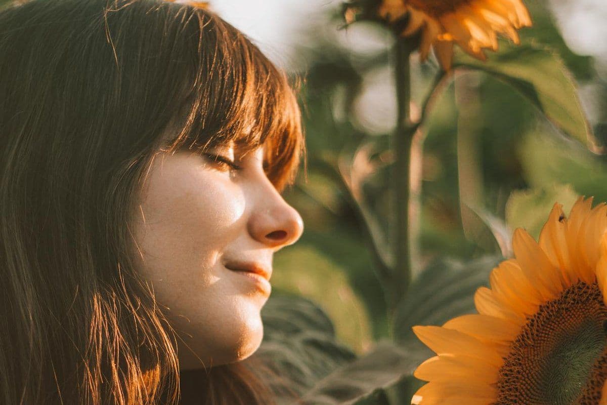 Personne sereine se ressourçant au soleil, dans la nature